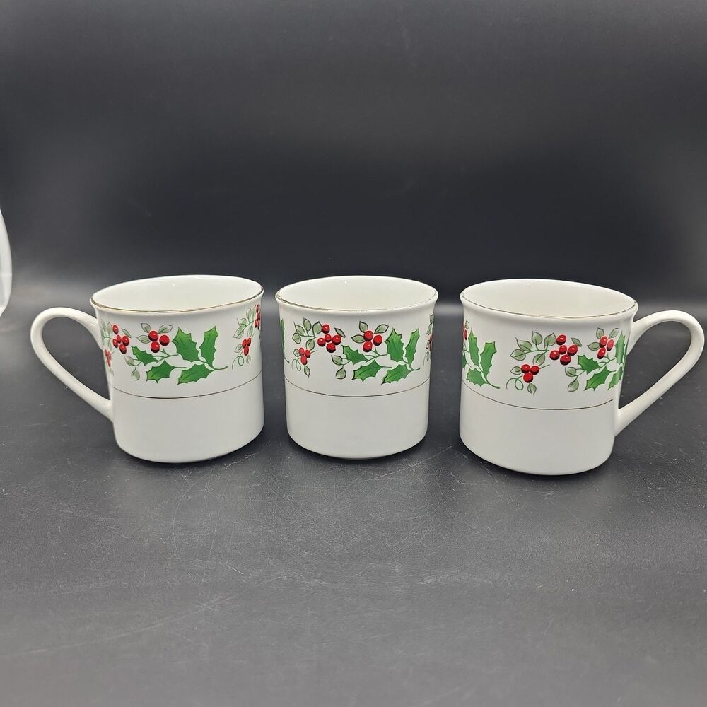 Gibson Christmas Charm Holly And Berry Cups Set of 3 Gold Trim 8 oz 3" Tall